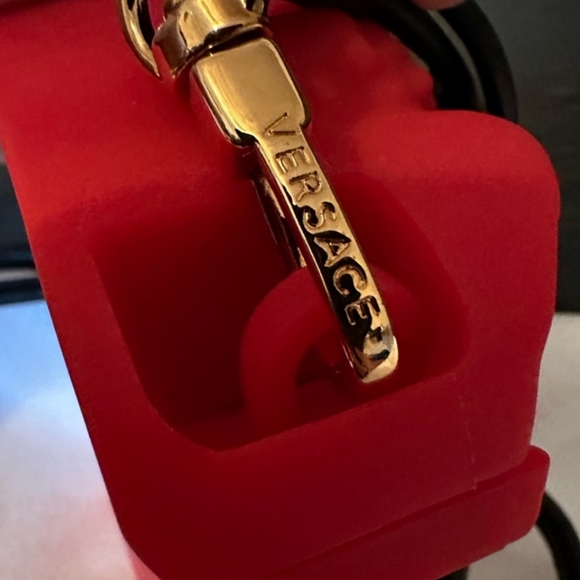 Authentic Versace airpods case with leather straps - Picture 10 of 10